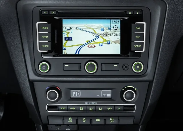 Skoda Spaceback 2013 хетчбек — 5