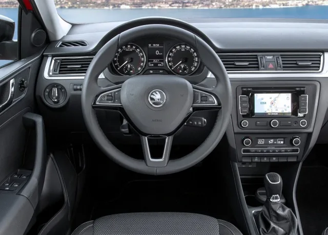 Skoda Spaceback 2013 хетчбек — 7