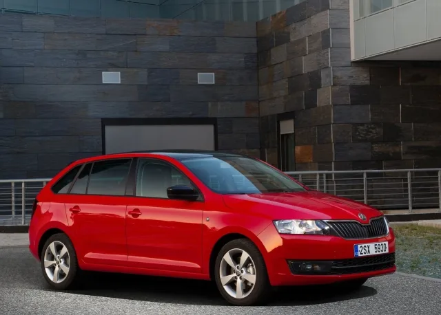 Skoda Spaceback 2013 хетчбек — 11