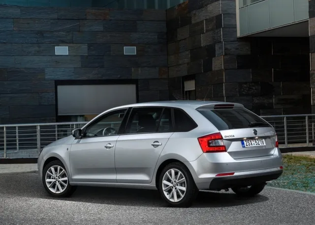 Skoda Spaceback 2013 хетчбек — 12