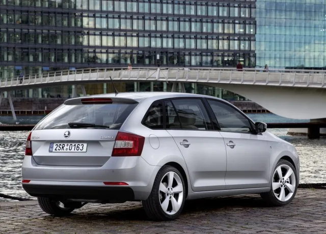 Skoda Spaceback 2013 хетчбек — 13