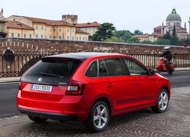 Skoda Spaceback 2013 хетчбек — 16