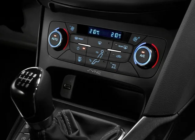 Ford Focus 2015 hatchback — 4
