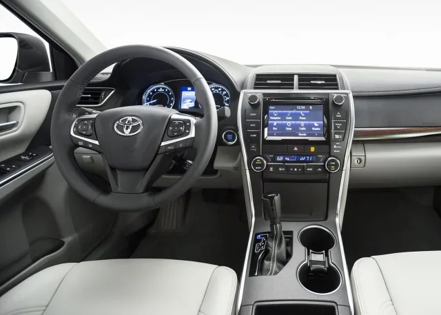 Toyota Camry 2015 седан — 2