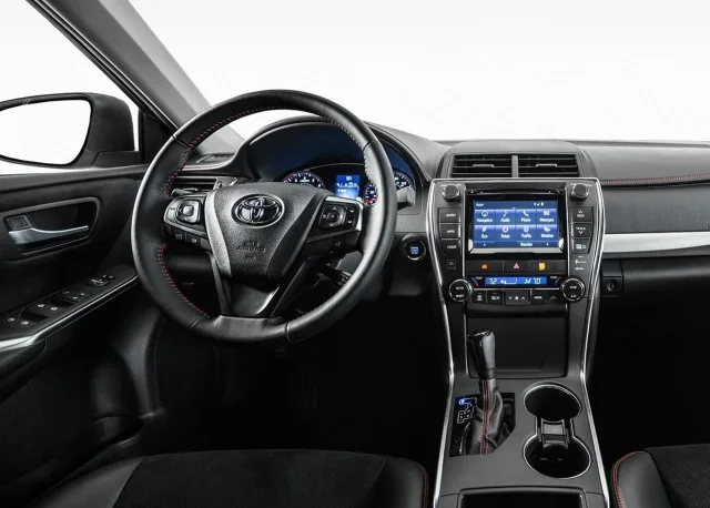 Toyota Camry 2015 седан — 4