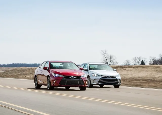 Toyota Camry 2015 седан — 10