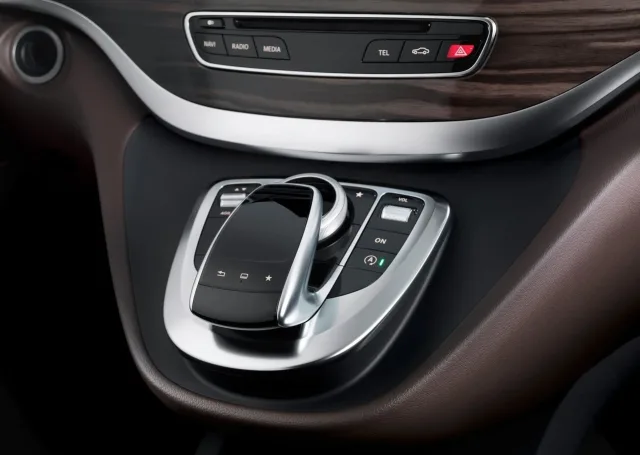 Mercedes-Benz V-class minivan — 10