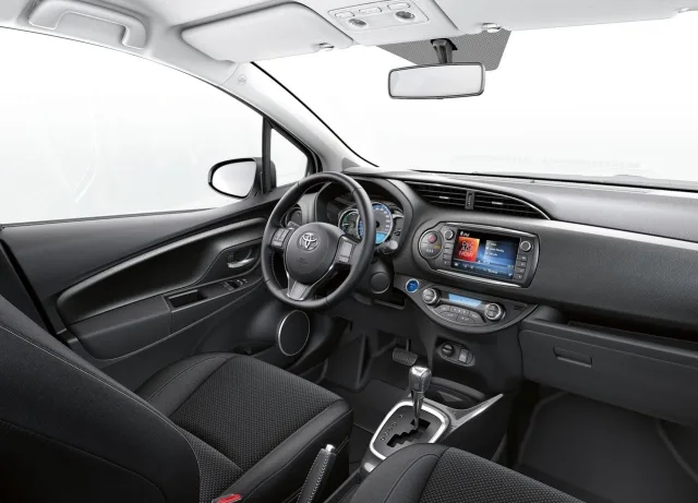 Toyota Yaris 1.3 AT Active — 3