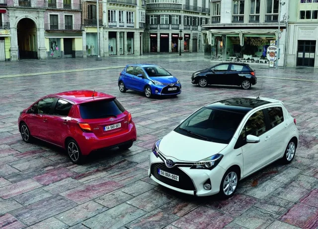 Toyota Yaris 1.3 AT Active — 12