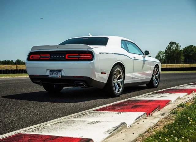 Dodge Challenger купе — 16