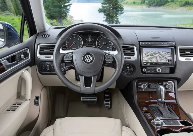 Volkswagen Touareg 2015 кросовер — 2