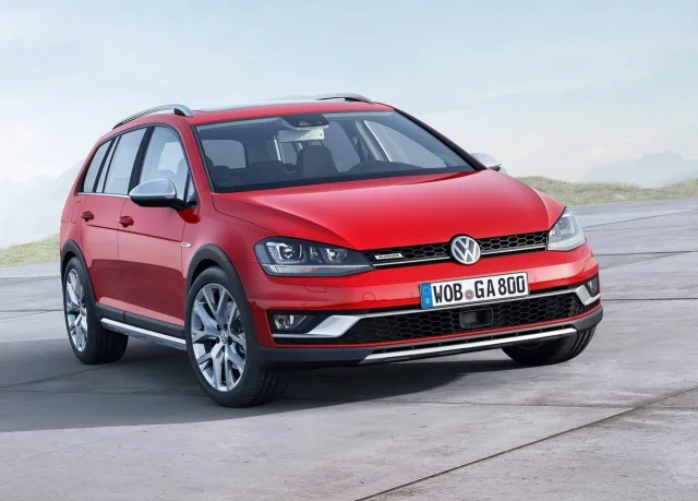 Volkswagen Golf Alltrack station wagon — 4