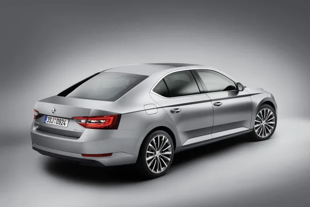 Skoda Superb 2015 седан — 3