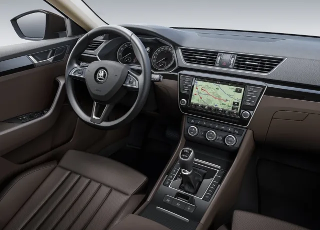Skoda Superb 2015 седан — 6
