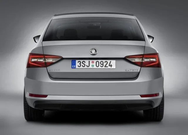 Skoda Superb 2015 седан — 4