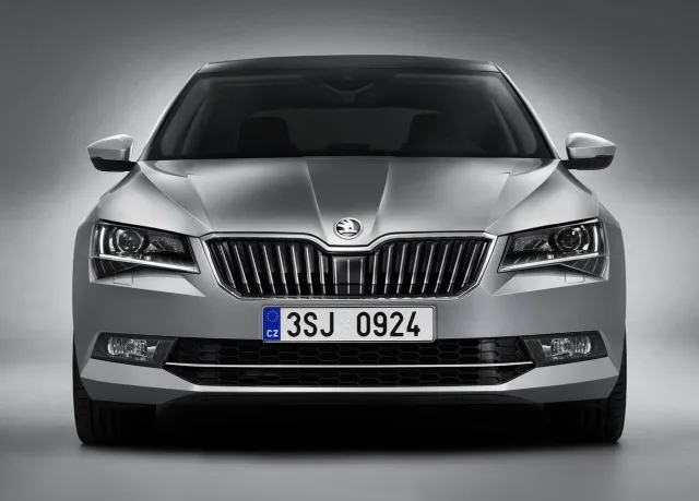 Skoda Superb 2015 седан — 5