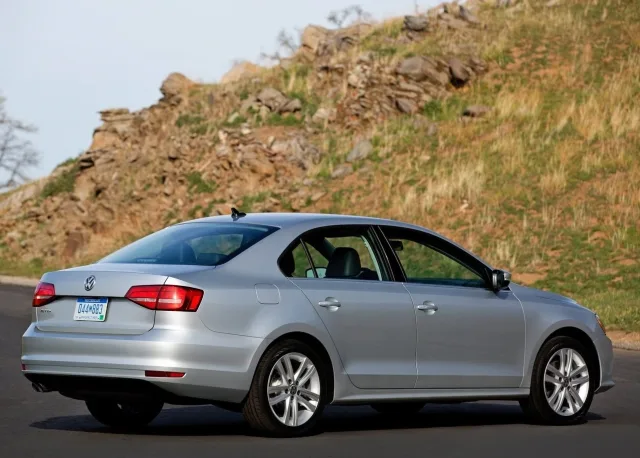 Volkswagen Jetta 1.6D MT Life — 7