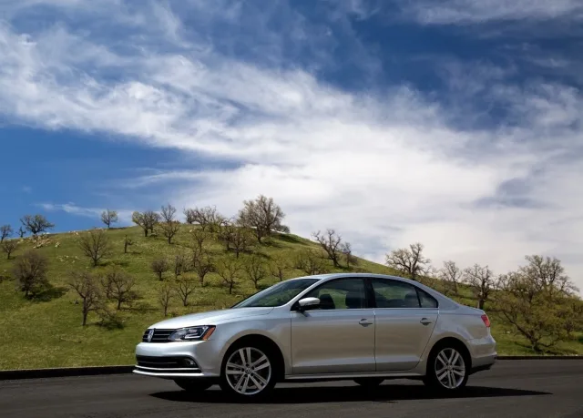 Volkswagen Jetta 1.6D MT Life — 8