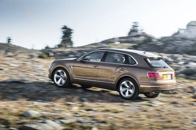 Bentley Bentayga 2015 кросовер — 23