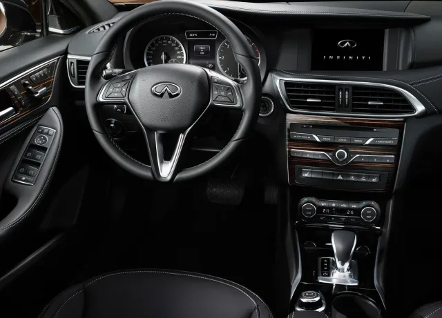 Infiniti Q30 хетчбек — 2