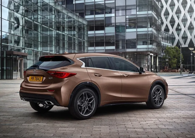 Infiniti Q30 хетчбек — 8