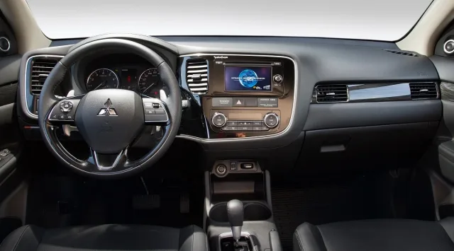 Mitsubishi Outlander 2.4 AT 4WD PHEV — 2