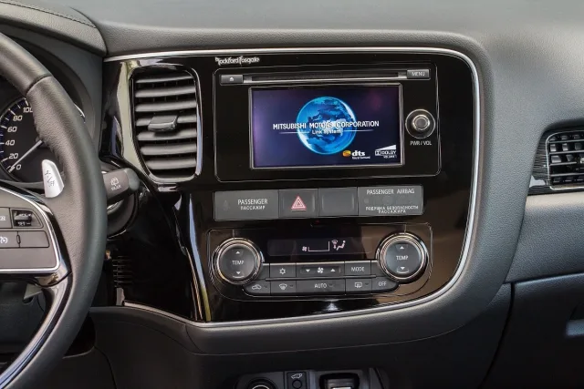 Mitsubishi Outlander 2.4 AT 4WD PHEV — 7