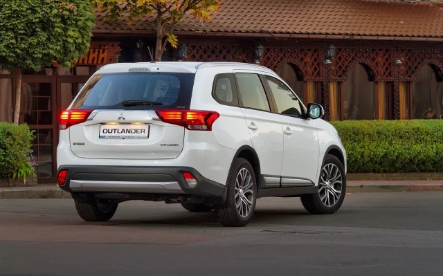 Mitsubishi Outlander 2.4 AT 4WD PHEV — 12