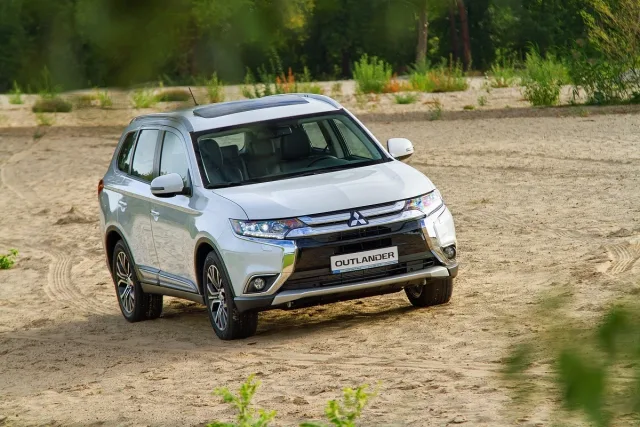 Mitsubishi Outlander 2.4 AT 4WD PHEV — 14
