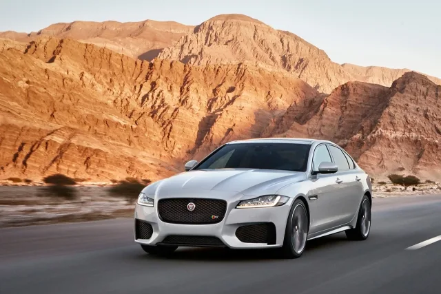 Jaguar XF New 2.0D MT Pure — 3