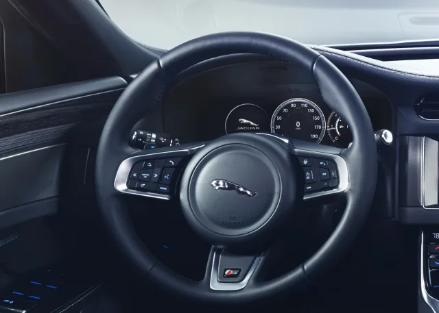 Jaguar XF New 2.0D MT Pure — 17