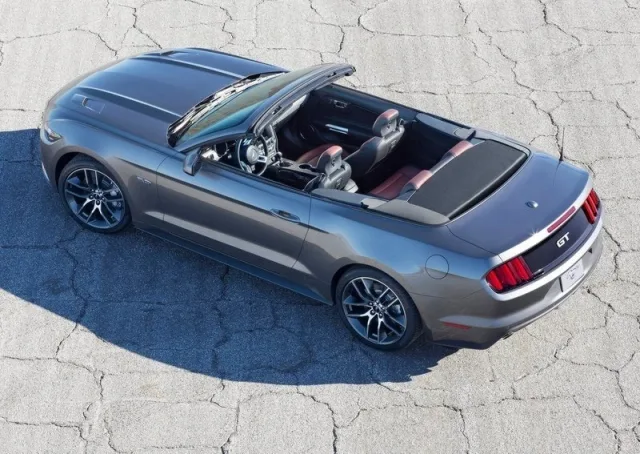 Ford Mustang Convertible — 3