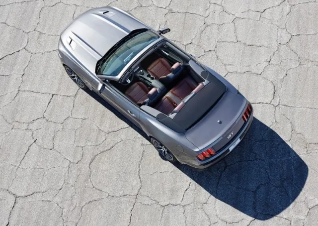 Ford Mustang Convertible — 4