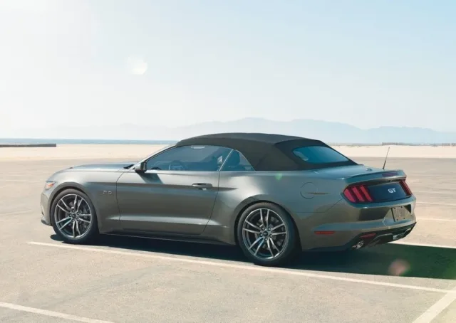 Ford Mustang Convertible — 5
