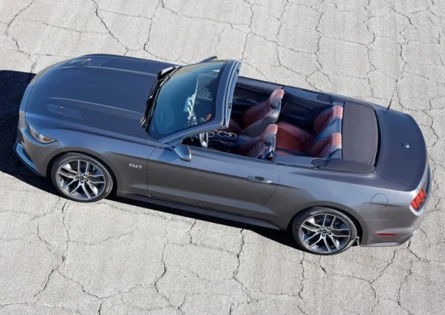 Ford Mustang Convertible — 6