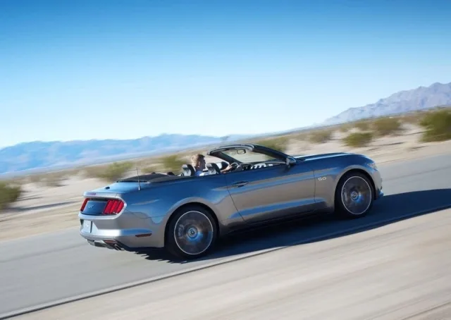 Ford Mustang Convertible — 7