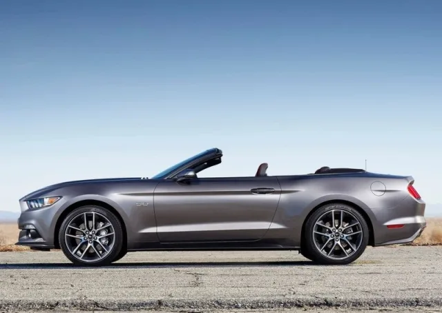 Ford Mustang Convertible — 8