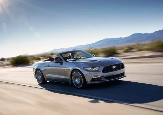 Ford Mustang Convertible — 10
