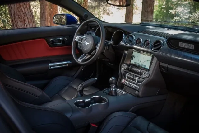 Ford Mustang Convertible — 11