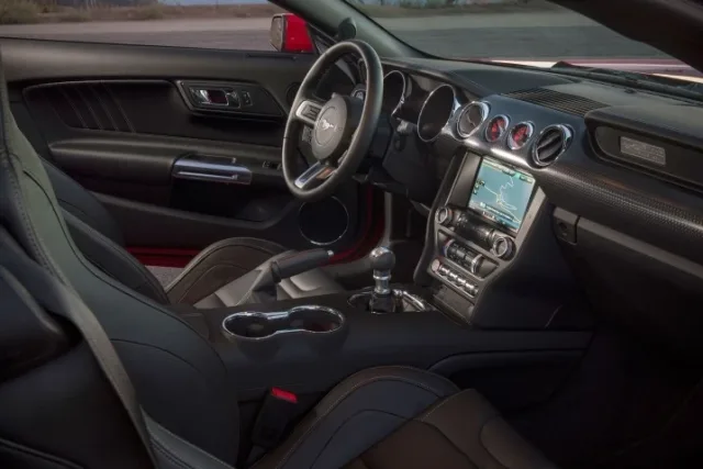 Ford Mustang Convertible — 13