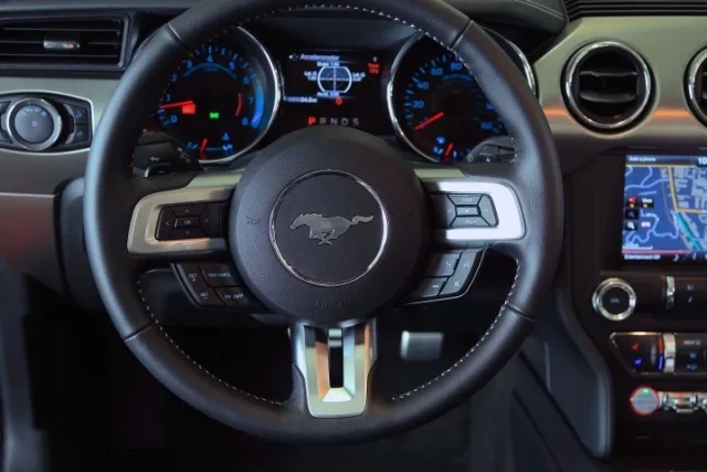 Ford Mustang Convertible — 14