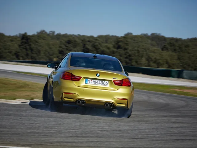 BMW M4 3.0 MT — 10