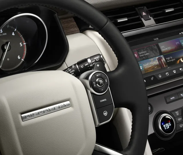 Land Rover Discovery 5 2017 SUV — 23