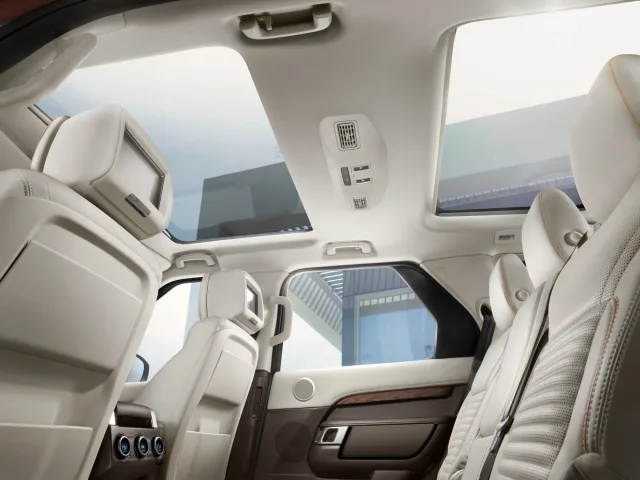 Land Rover Discovery 5 2017 SUV — 24