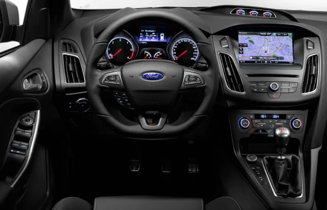 Ford Focus ST 2014 хетчбек — 15