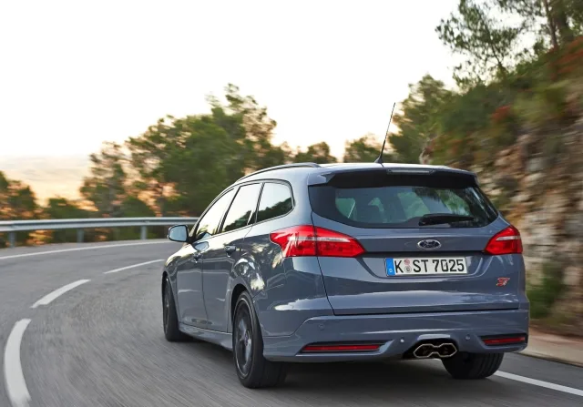 Ford Focus ST Estate 2014 station wagon — 5
