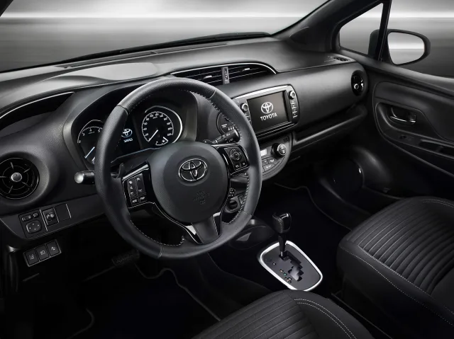 Toyota Yaris 2017 hatchback — 13
