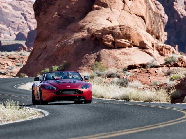 Aston Martin V12 Vantage Roadster (Астон Мартин Вантаж Родстер) спорткар — 2