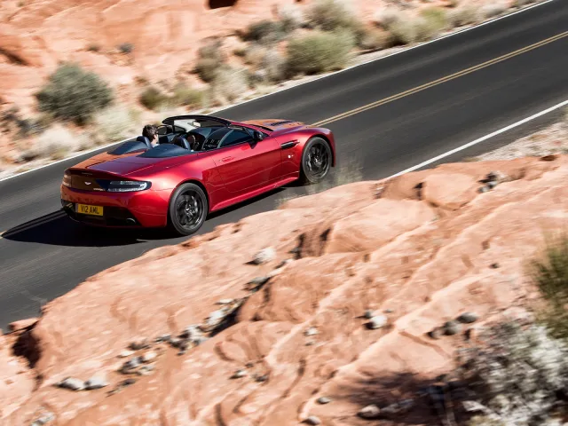 Aston Martin V12 Vantage Roadster (Астон Мартин Вантаж Родстер) спорткар — 3
