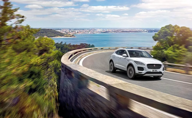 Jaguar E-Pace 2017 (Ягуар И-пейс) кроссовер — 16